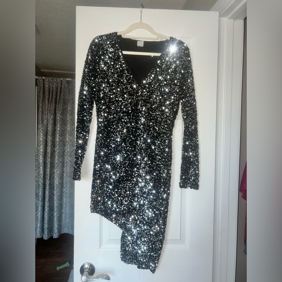 Christmas party and New Year's shenanigans? THE PERFECT DRESS IS RIGHT HERE.🤩🪩 - Picture 1 of 1